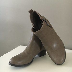 Unisa Women Taupe Ankle Boot Booties 6.5M Side Zipper EUC